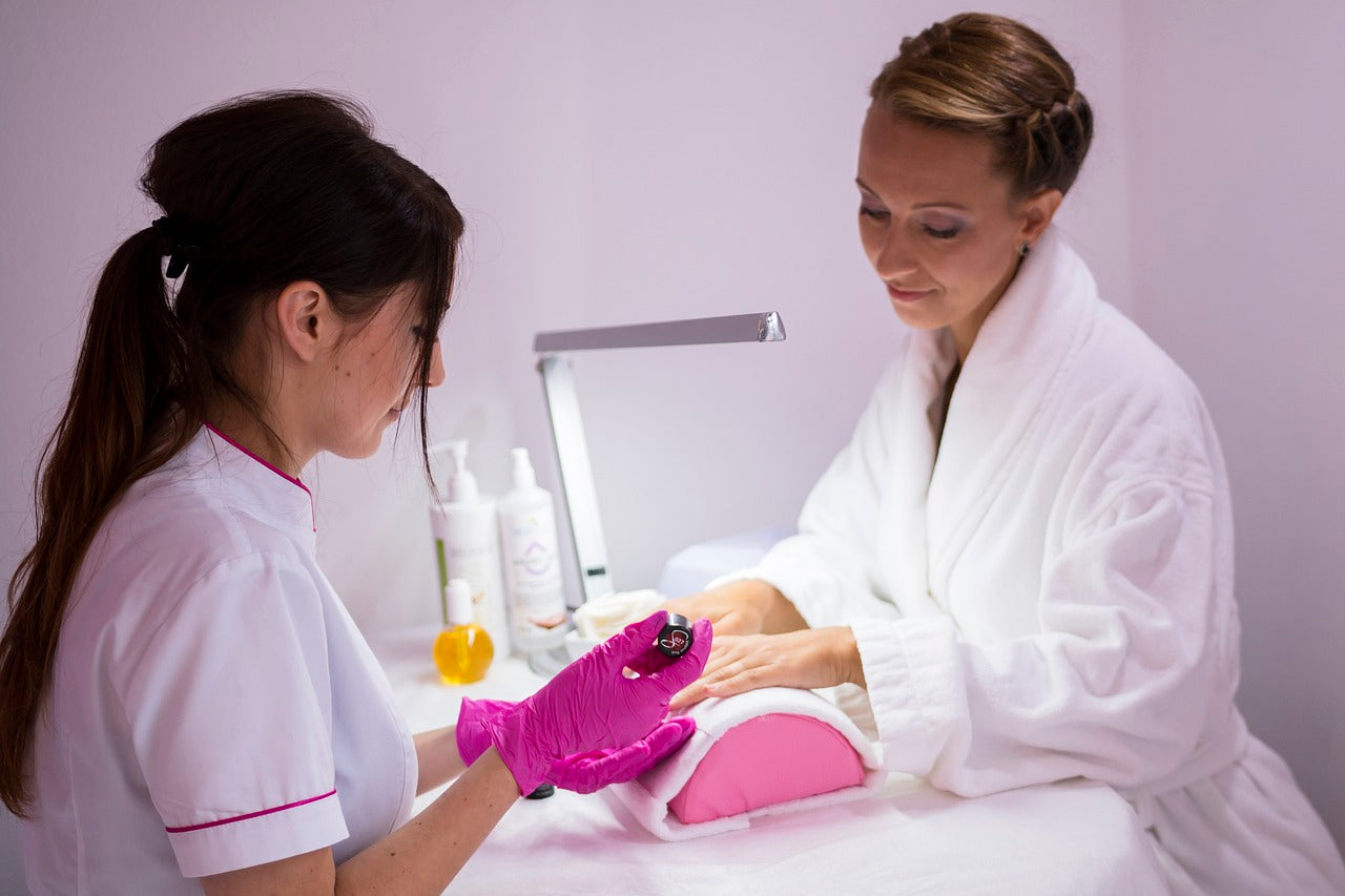 The Chemistry of Gel Polish: How It Works at the Molecular Level