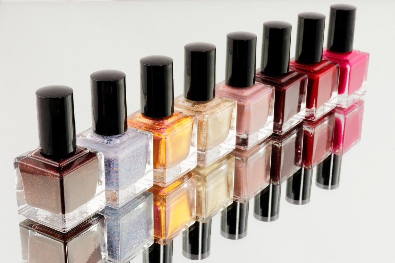 Builder Gel vs Traditional Nail Polish: A Professional Insight